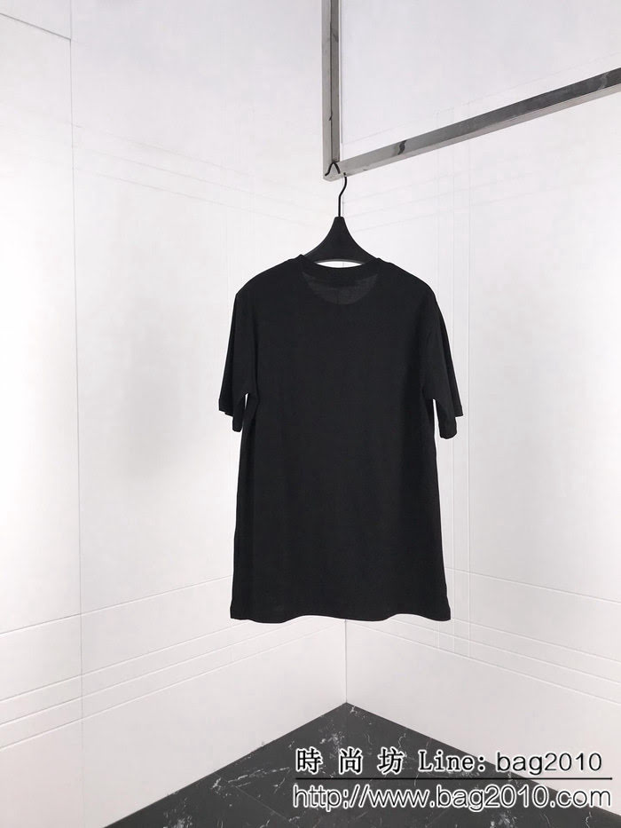 Fend芬迪 19ss早春新款 官網同步發售 錯亂字母印花 白色男款短袖 ydi2375